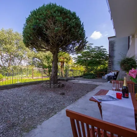 Country Lake Court *